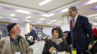Başkan Alemdar, 65 yaş üstü vatandaşlarla aynı sofradaydı