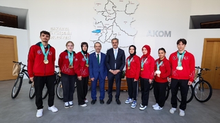 Başkan Alemdar Çin’de tarih yazan dünya şampiyonlarını ağırladı