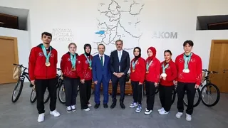 Başkan Alemdar Çin’de tarih yazan dünya şampiyonlarını ağırladı