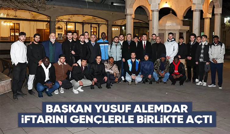 Başkan Alemdar, iftarını üniversite öğrencileri ile açtı