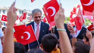 Başkan Alemdar okulla ilk kez tanışan miniklere başarılar diledi