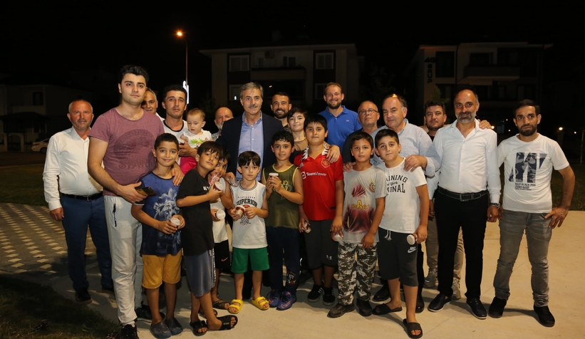 Başkan Alemdar vatandaşlara dondurma dağıttı