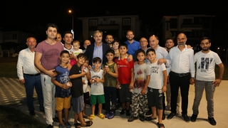 Başkan Alemdar vatandaşlara dondurma dağıttı