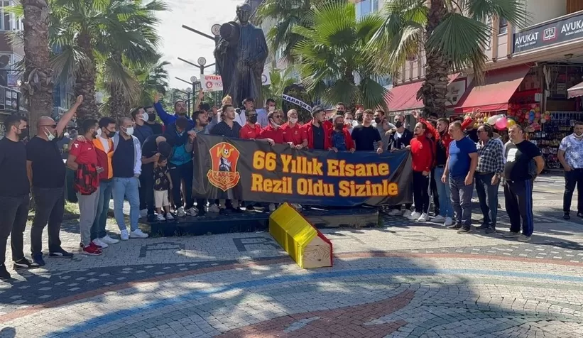 Başkan bulamayınca taraftarlar kulübün cenazesini kaldırdı