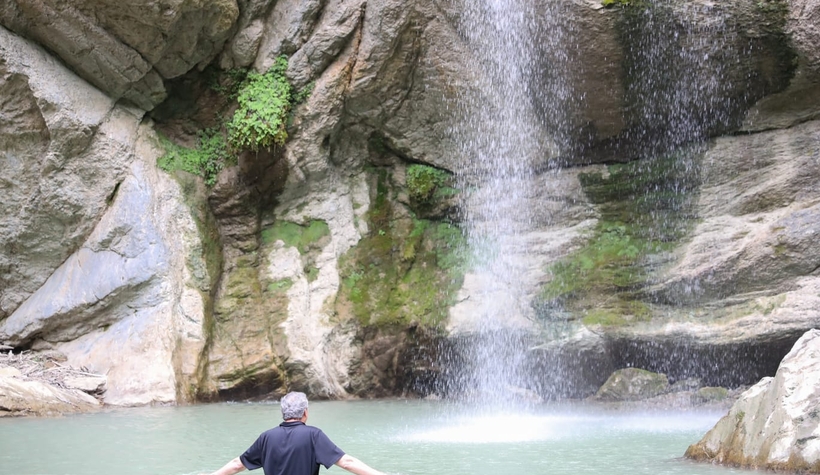 Başkan buz gibi suda serinledi