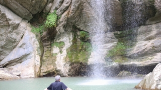 Başkan buz gibi suda serinledi