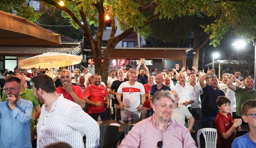 Başkan Çelik, milli maç heyecanını Serdivanlılarla birlikte yaşadı