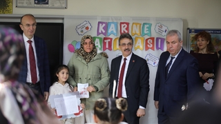 Başkan Dinç karne heyecanına ortak oldu