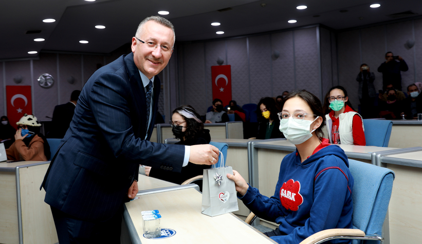 Başkan Işıksu'dan öğrencilere hediye