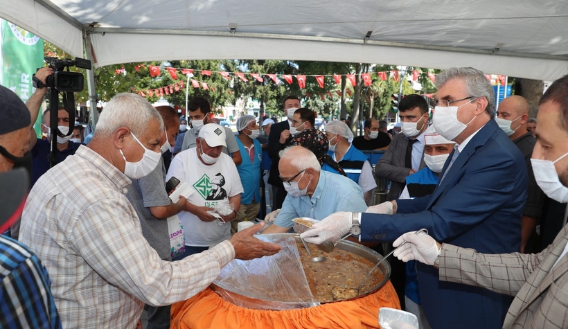 Başkan Yüce, aşure dağıttı