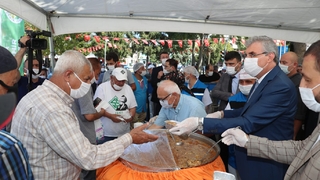 Başkan Yüce, aşure dağıttı