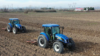 Başkan Yüce çiftçinin tarlasını sürdü