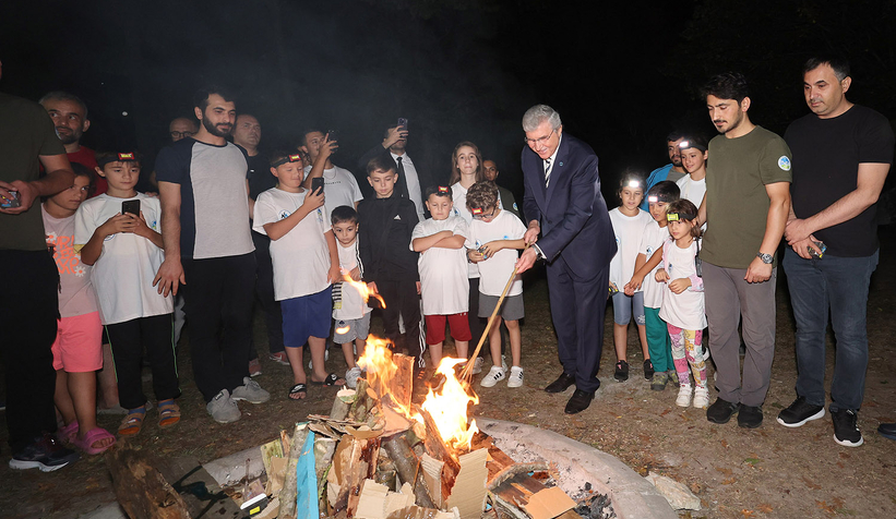 Başkan Yüce kamp ateşini çocuklarla birlikte yaktı