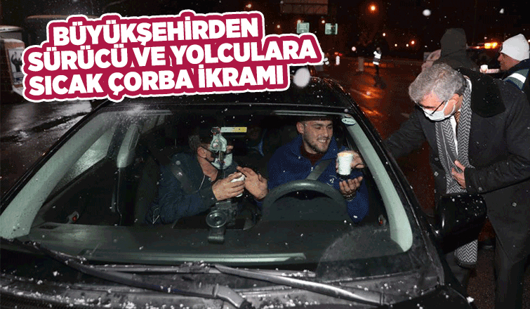 Başkan Yüce şoför ve yolculara sıcak çorba ikramında bulundu