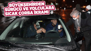 Başkan Yüce şoför ve yolculara sıcak çorba ikramında bulundu