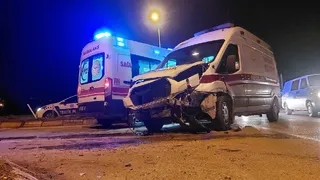 Batakköy Kavşağı'nda ambulans ile otomobil çarpıştı