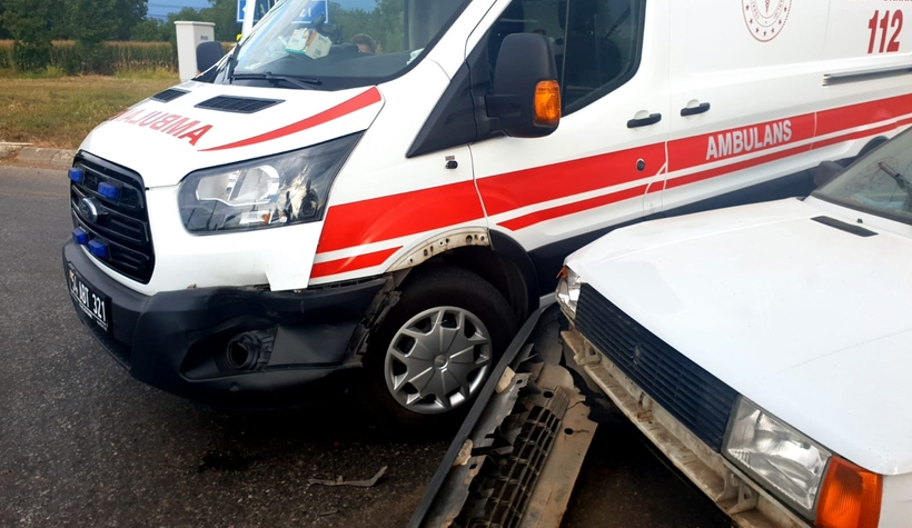 Batakköy Kavşağı'nda ambulansla otomobil çarpıştı