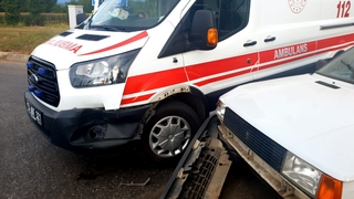 Batakköy Kavşağı'nda ambulansla otomobil çarpıştı