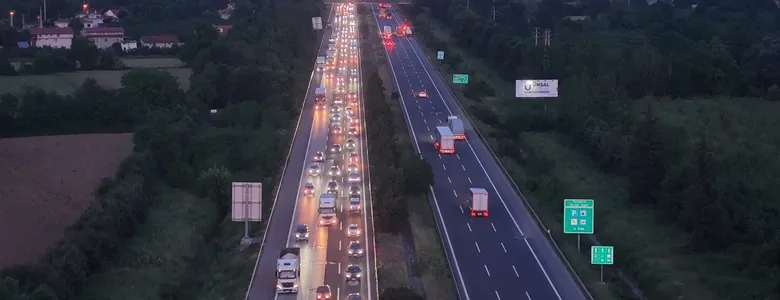 Bayram bitti trafik bitmedi; Otoyolda trafik kilit