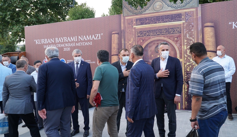 Bayram Namazını Demokrasi Meydanı'nda kıldılar