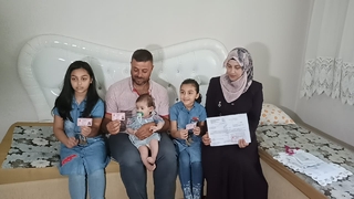 Bebeklerine kimlik çıkarmak için yardım bekliyorlar