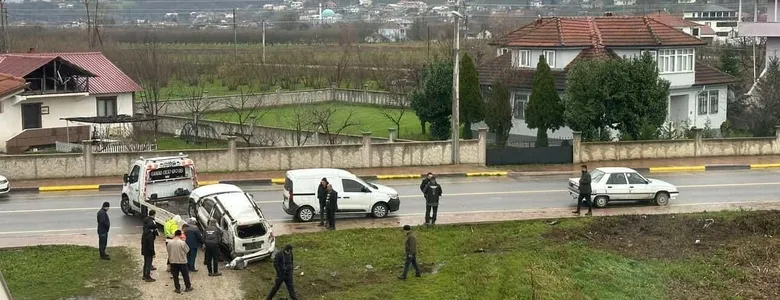Belediye aracıyla çarpışan otomobil takla attı