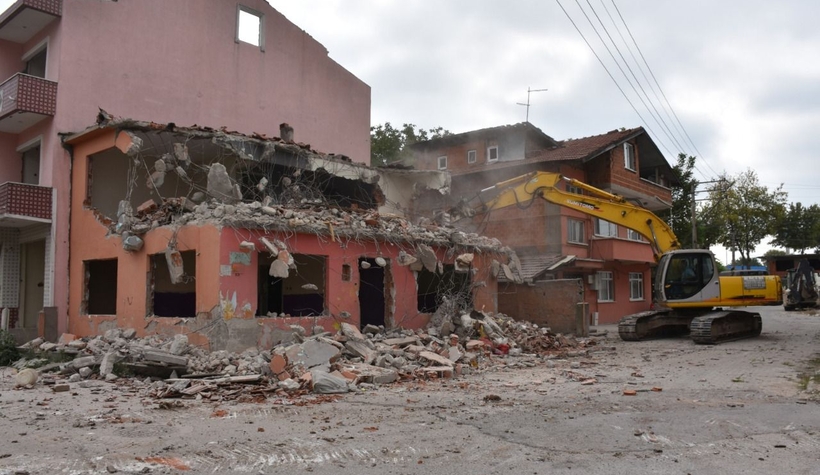 Belediye o binaları yıkıyor