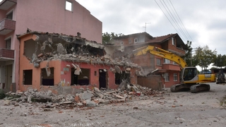 Belediye o binaları yıkıyor