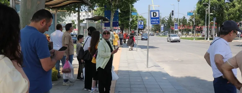 Belediye otobüsleri zam yapsın diyen minibüs ve dolmuşçuların eyleme devam ediyor