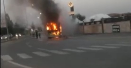 Belediye otobüsü alev alev yandı