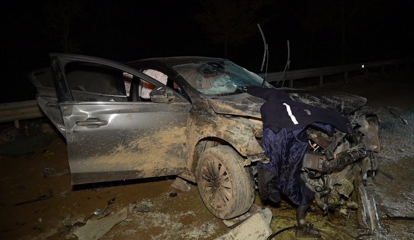 Belediye otobüsüyle otomobil çarpıştı: 1 ölü, 2 yaralı