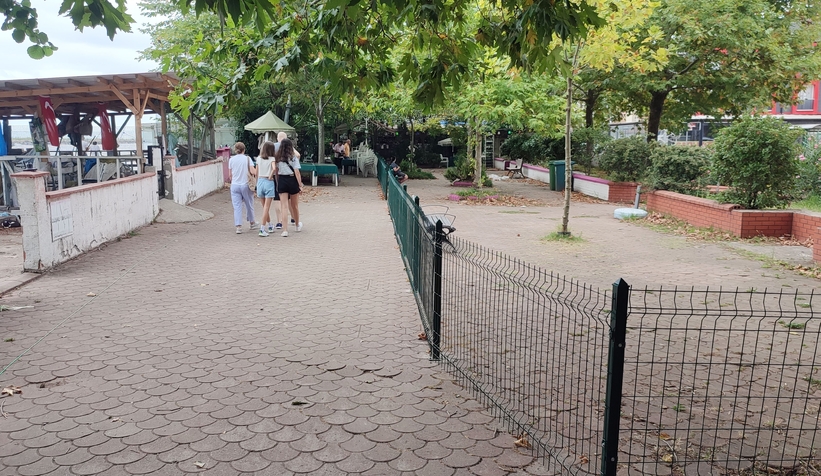 Belediye yürüyüş bandını çitle çevirdi, vatandaş isyan etti