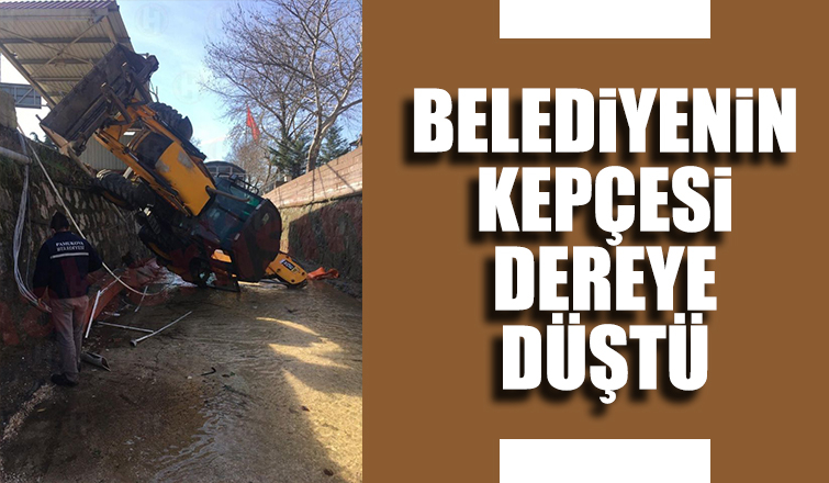 Belediyeye ait iş makinası dereye düştü