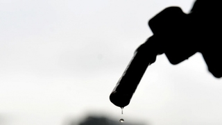 Benzine büyük indirim; Pompaya yansıdı