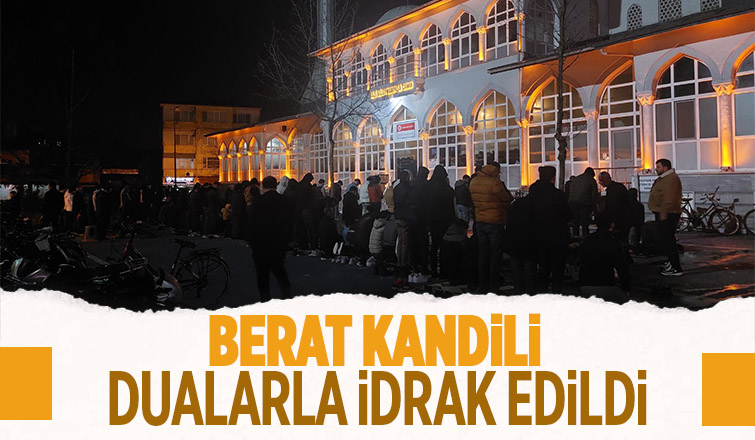 Berat Kandili'nde vatandaşlar camilere akın etti