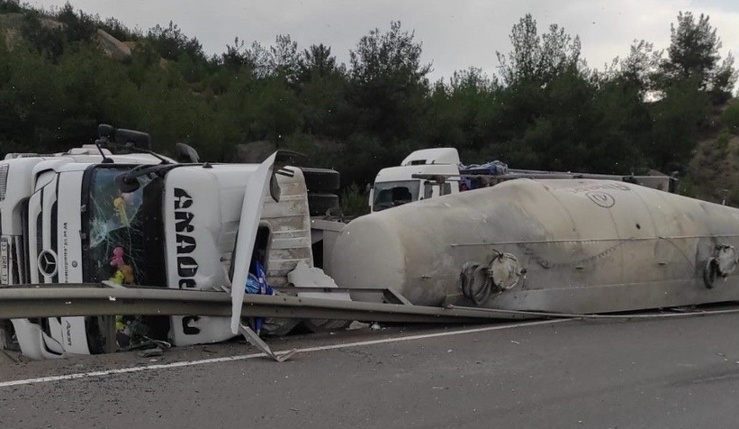 Beton mikseri devrildi