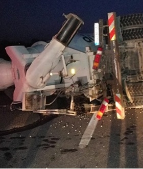 Beton mikseri devrildi