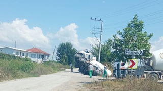 Beton mikseri devrildi