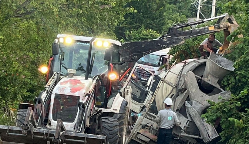 Beton mikseri kanala düştü