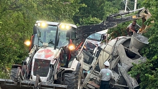 Beton mikseri kanala düştü