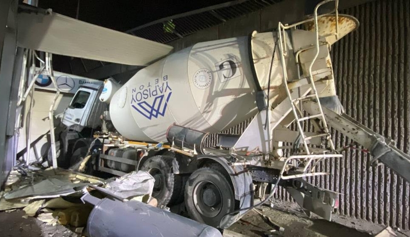 Beton mikseri köprüden uçtu: 3 yaralı