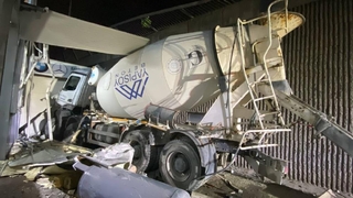 Beton mikseri köprüden uçtu: 3 yaralı