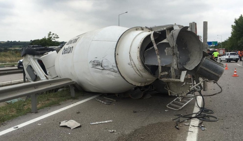 Beton mikseri otomobilin üzerine devrildi: 2 ölü