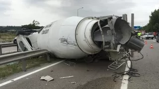 Beton mikseri otomobilin üzerine devrildi: 2 ölü