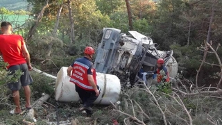 Beton mikseri şarampole uçtu; 1 ağır yaralı