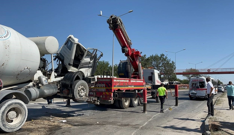 Beton mikseri yolcu otobüsüne ve ambulansa çarptı: 14 yaralı