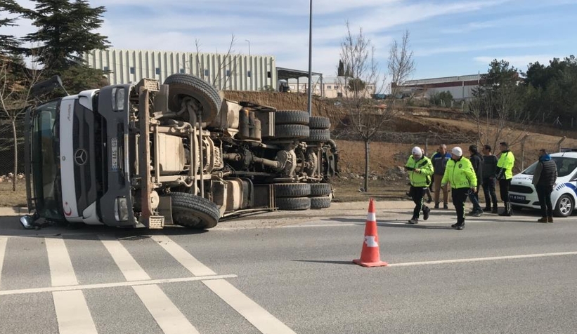 Beton pompası kamyonu devrildi: 2 yaralı