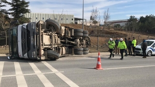 Beton pompası kamyonu devrildi: 2 yaralı