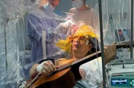 Beyin ameliyatı olurken 4 saat boyunca gitar çaldı