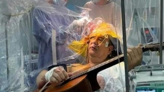Beyin ameliyatı olurken 4 saat boyunca gitar çaldı